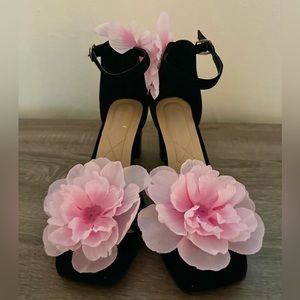 Carrie Bradshaw inspired beautiful black heels with gorgeous pink flower detail.